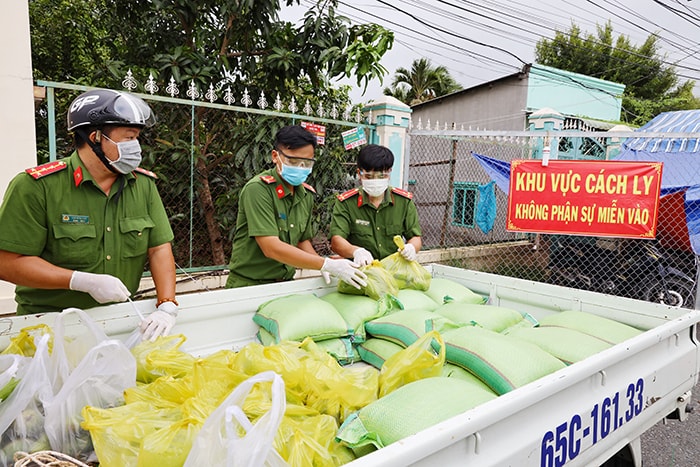 Hoàn cảnh sống và điều kiện sống, môi trường sống để đảm bảo an toàn dịch bệnh cực kỳ khó khăn, cụ thể nhà trọ có diện tích nhỏ, mật độ cao, thực hiện giãn cách cực kỳ khó khăn.