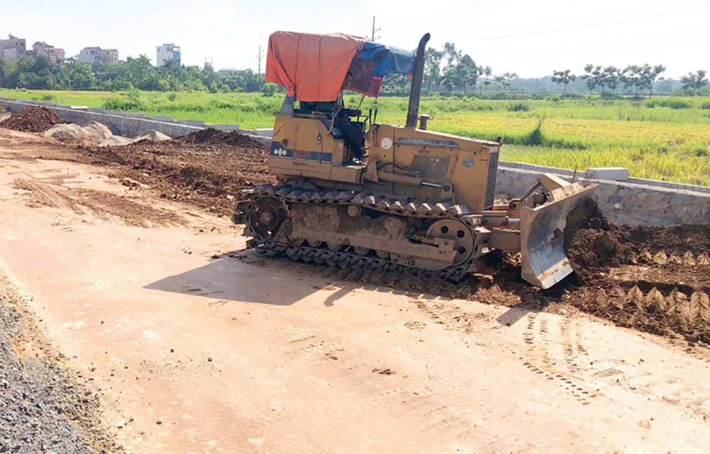 p/Nhà thầu Liên danh Công ty TNHH Xây dựng và Thương mại Ninh Bình đang thi công tại gói thầu tại Vĩnh Phúc. Ảnh: T.G