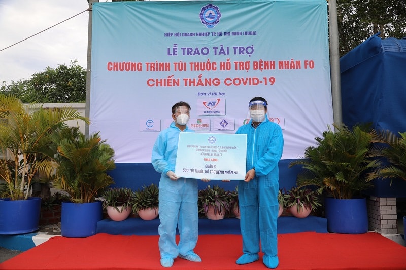 Đại diện HUBA trao 