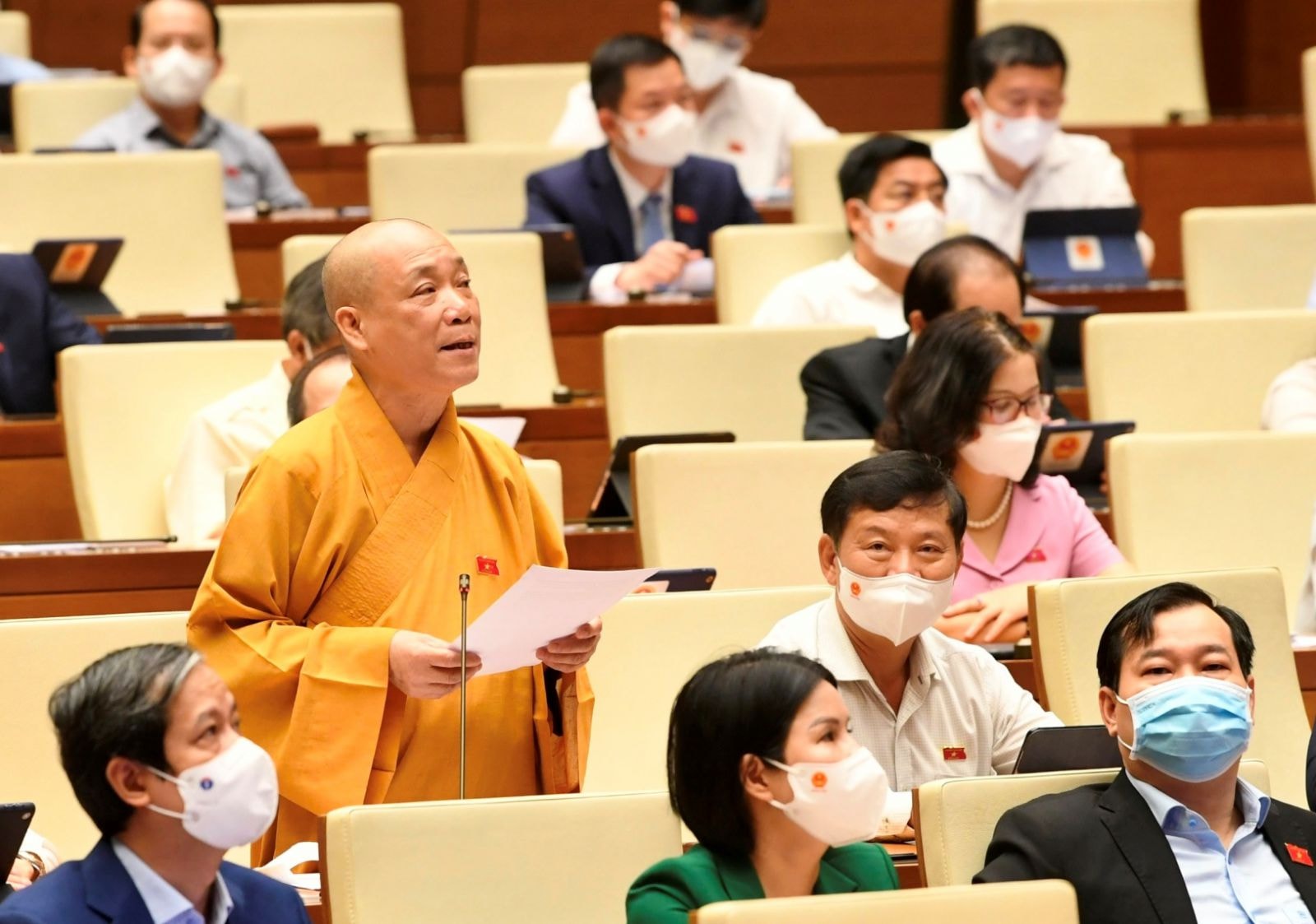 Hòa thượng Thích Bảo Nghiêm: Thời dịch bệnh, tăng ni cởi cà sa, khoác áo blouse, cùng xông pha vào nơi tuyến đầu chống dịch.