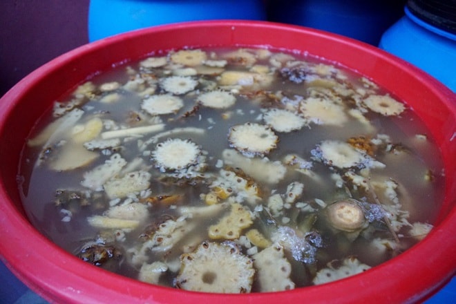 Vỏ dứa, nguyên liệu chính để ủ men tạo Enzyme.