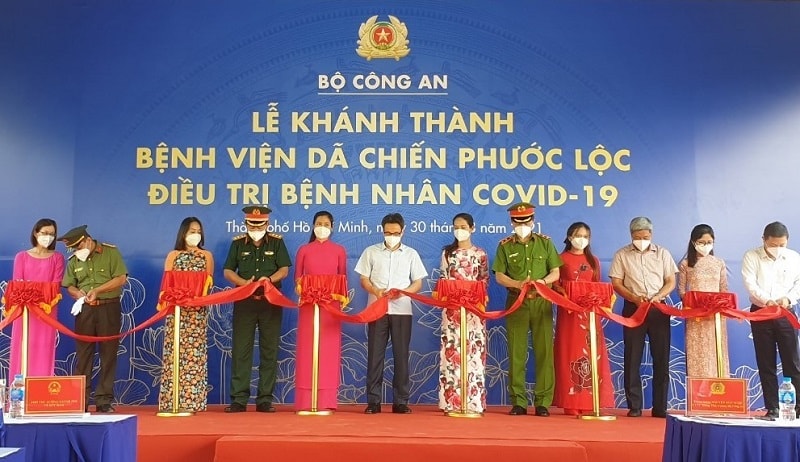 Phó Thủ tướng Chính phủ Vũ Đức Đam cùng các Đại biểu cắt băng khánh thành bệnh viện dã chiến Phước Lộc.