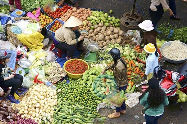 các chợ và các siêu thị dù có những khó khăn trong mùa dịch vẫn đảm nhiệm vai trò phục vụ của mình cho tiêu dùng xã hội.