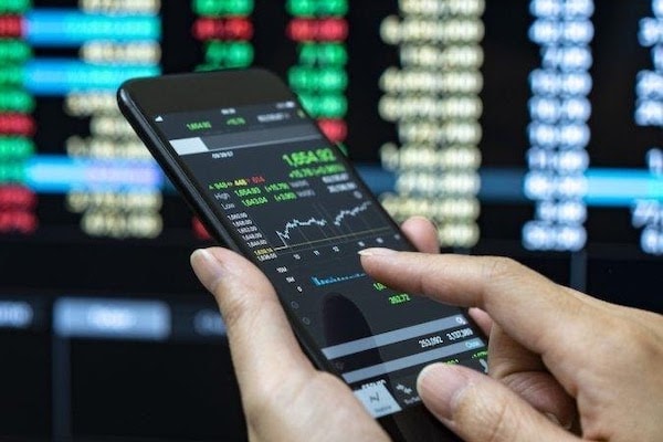 Sự nở rộ của thị trường tài chính và Internet đã mang đến nhiều công cụ đầu tư và sản phẩm tài chính cho mọi người tiếp cận (ảnh: Internet)