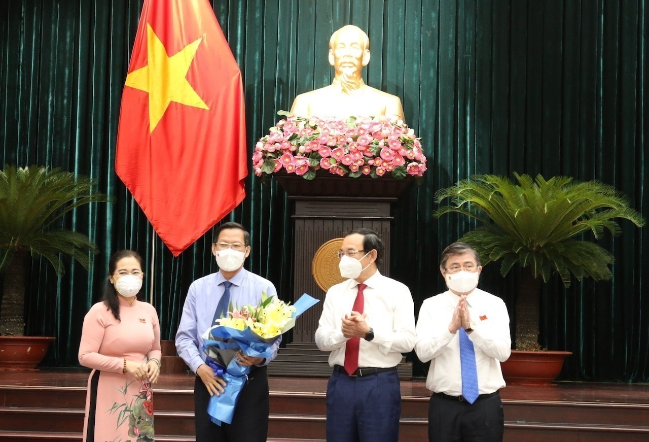 Sáng 24/8/2021, tại kỳ họp thứ 2 HĐND Thành phố Hồ Chí Minh khóa X, ông Phan Văn Mãi, Ủy viên Trung ương Đảng, Phó Bí thư Thường trực Thành ủy, Trưởng đoàn Đại biểu Quốc hội Thành phố Hồ Chí Minh đã được bầu giữ chức Chủ tịch UBND Thành phố Hồ Chí Minh nhiệm kỳ 2021 – 2026. Ảnh: TTXVN.