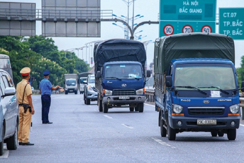 Hành vi trục lợi từ giấy thông hành, thẻ luồng xanh đang khiến dư luận vô cùng quan ngại - Ảnh minh họa