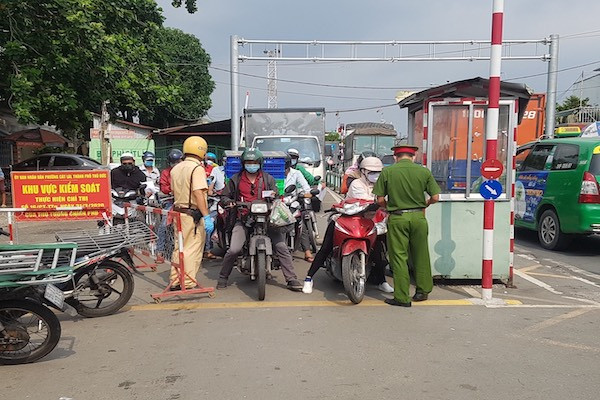 Người điều khiển phương tiện và người đi cùng trên phương tiện phải thực hiện khai báo y tế qua địa chỉ Website: https://suckhoe.dancuquocgia.gov.vn, trước khi tham gia giao thông, để phòng ngừa ùn tắc giao thông, góp phần phòng chống dịch COVID-19 có hiệu quả.