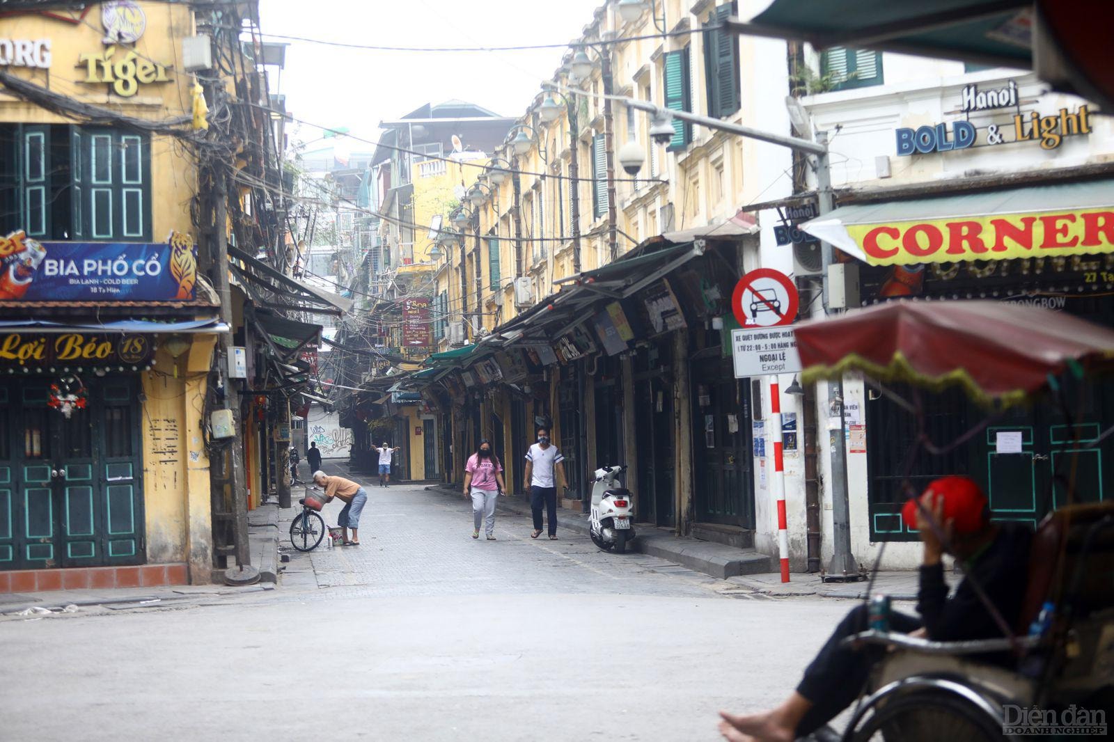 Hà Nội đã tập trung xét nghiệm thần tốc, kịp thời phát hiện phân loại F0; truy vết kỹ không để sót, lọt các trường hợp liên quan. Ảnh - Quốc Tuấn