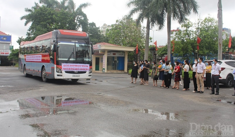 Trước đó, hàng trăm cán bộ, giảng viên, bác sĩ nội trú và sinh viên trường Đại học Y dược Hải Phòng cũng đã lên đường hỗ trợ cho Đà Nẵng, Bắc Giang chống dịch và trở về an toàn