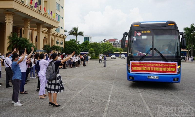 Những chuyến xe chở cán bộ, giảng viên, bác sĩ nội trú và sinh viên trường Đại học Y dược Hải Phòng từ từ lăn bánh