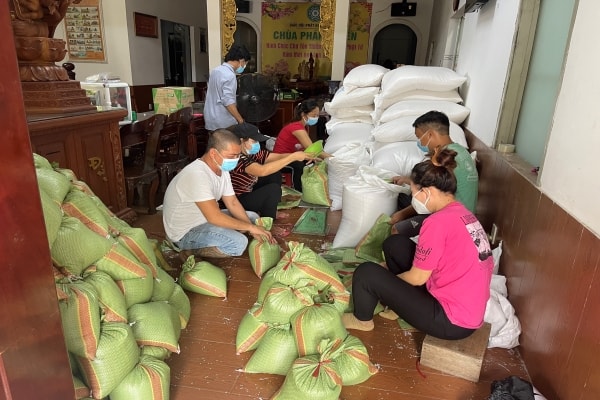 Thầy và các Phật tử đóng gói nhu yếu phẩm tặng cho bà con