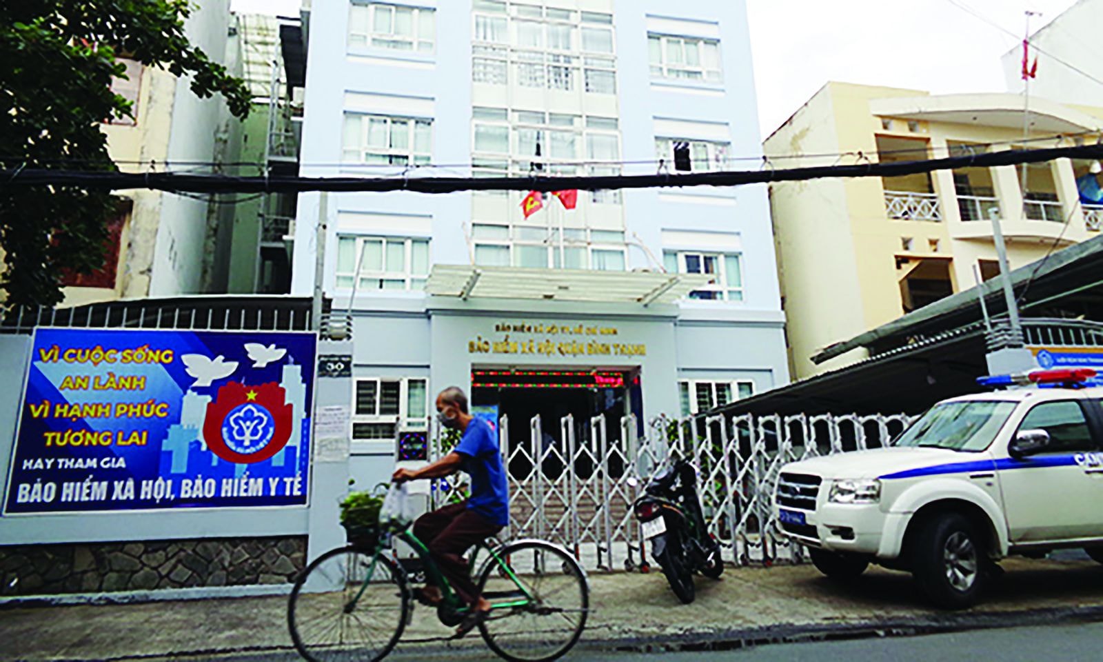  Cổng đóng, nhưng bên trong trụ sở BHXH quận Bình Thạnh, mọi người luôn phải hối hả làm việc