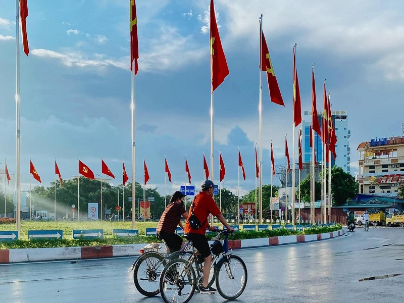 Các tuyến phố nhìn rực rỡ hơn mọi ngày. Nhộn nhịp và háo hức là không khí lan tỏa khắp nơi.