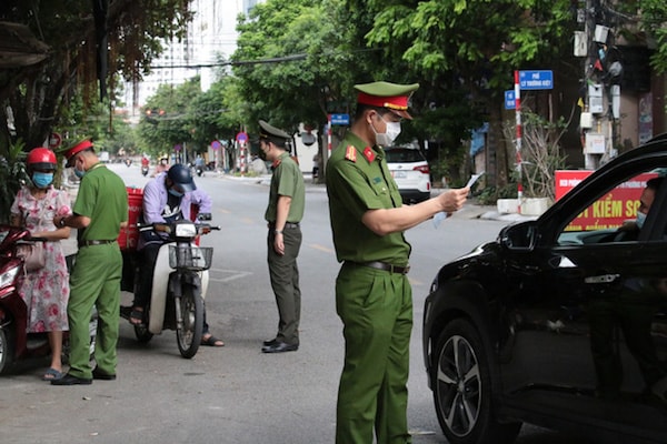 12 tổ công tác của Công an Thành phố tăng cường kiểm tra, xử lý nghiêm, triệt để các hành vi vi phạm về phòng, chống dịch bệnh Covid-19 và các vi phạm pháp luật khác. Đã kiểm soát 18.163 lượt người, trong đó phát hiện, xử lý vi phạm hành chính 151 trường hợp với số tiền 213 triệu đồng (79 trường hợp không có giấy đi đường; 72 trường hợp ra đường không có lý do chính đáng).