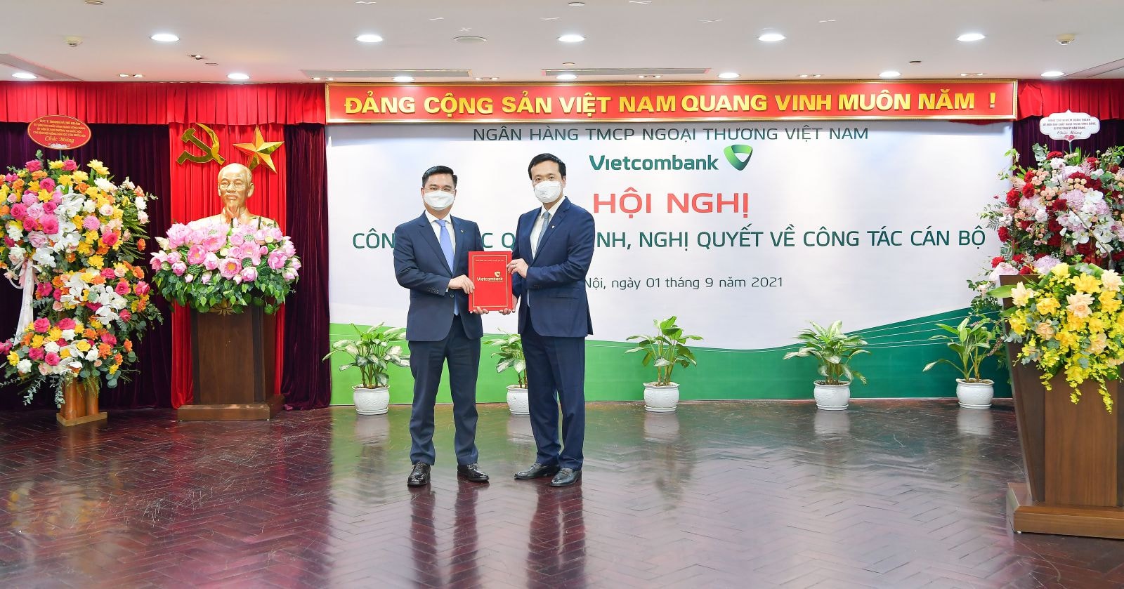 Ông Phạm Quang Dũng - Yân Bí thư Đảng ủy, Chủ tịch HĐQT Vietcombank (bên phải) trao Quyết định cho ông Nguyễn Thanh Tùng - Phó Tổng Giám đốc phụ trách Ban điều hành