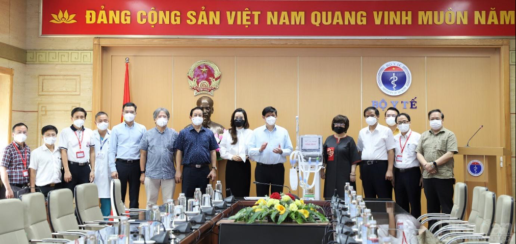 trưởng Y tế Nguyễn Thanh Long và đại diện các bệnh viện Đại học Y Hà Nội, Việt Đức, Bạch Mai tiếp nhận món quà 34 máy thở chức năng cao từ bà Thái Hương – Nhà sáng lập Tập đoàn TH, sáng 1/9 tại Hà Nội. (Ảnh: Bộ Y tế)