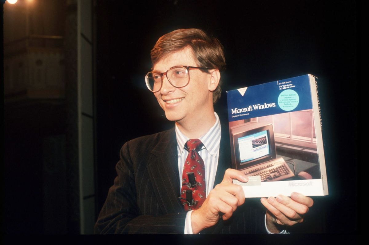 Bill Gates, đồng sáng lập Microsoft đang trên tay hộp sản phẩm chứa bộ cài đặt Windows 1.0. Ảnh Microsoft.