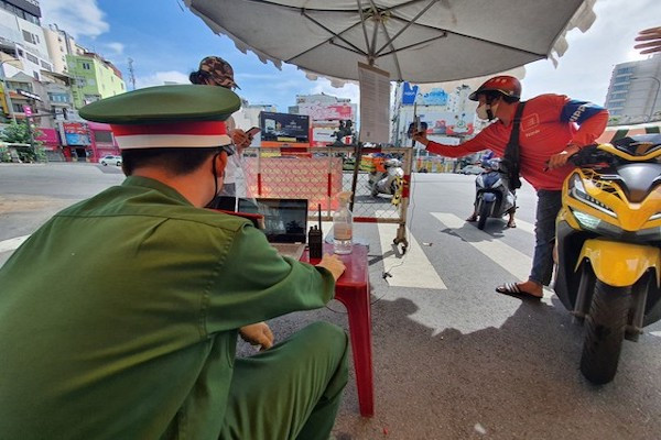 Sau khi tạm dừng khai báo di chuyển nội địa tại một số chốt giao thông. Ngày 3/9/2021, Công an TP HCM chính thức triển khai thí điểm 2 camera tự động quét mã QR, để giảm ùn tắc và hạn chế tiếp xúc gần.