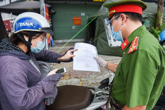 Ngày 3.9, Công an TP.Hà Nội có văn bản hoả tốc đề nghị các quận, huyện, thị xã chỉ đạo các UBND xã, phường, thị trấn phối hợp thực hiện nhanh chóng cấp và kiểm tra giấy đi đường có mã QR Code.