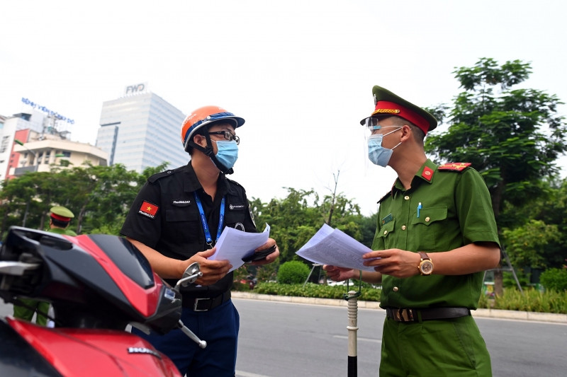 Công an cầm điện thoại dân quét mã QR có sợ lây nhiễm Covid-19 không?