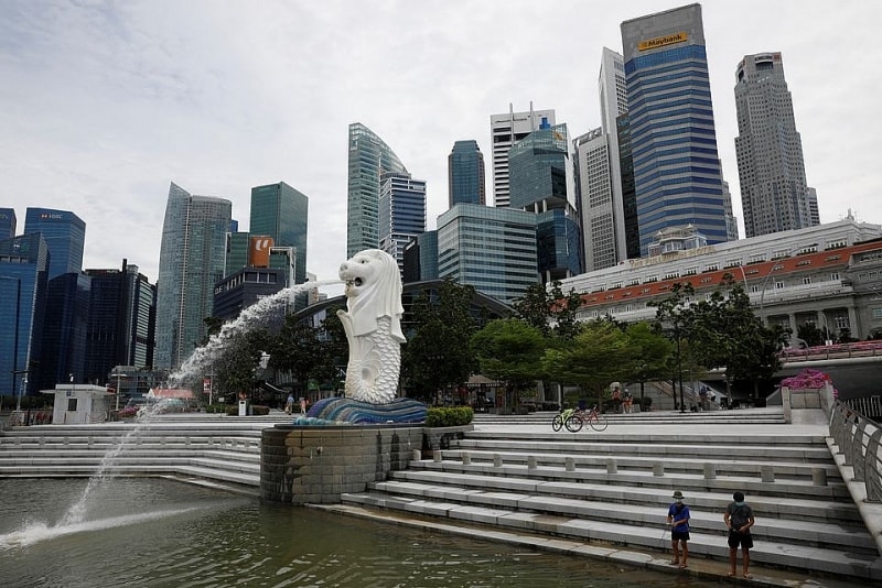 Đeo khẩu trang khi đến nơi công cộng vẫn là điều kiện bắt buộc tại Singapore. Ảnh: Reuters