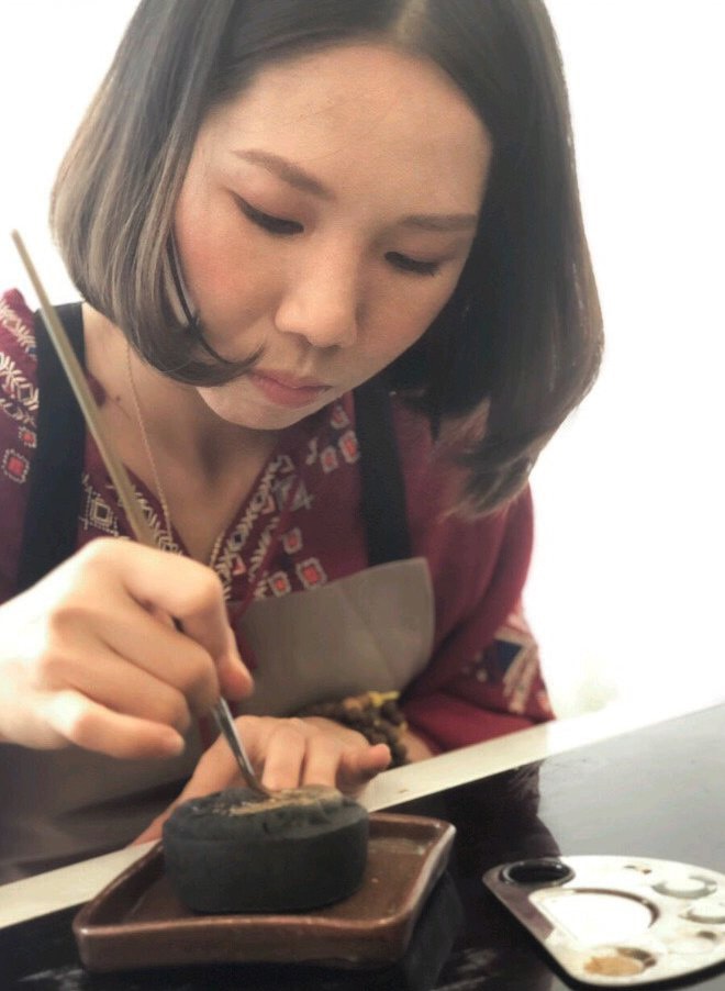 Chị Thủy đang trang trí, tạo hình bánh.