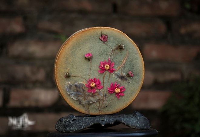 Một chiếc bánh trung thu trang trí theo hình thức mới lạ so với bánh truyền thống.