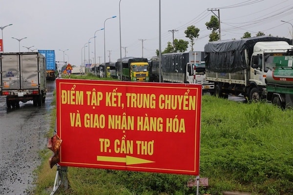 ông Nguyễn Quốc Kỳ - Chủ tịch HĐQT Vietravel Group, đánh giá: hiện nay, mỗi tỉnh chống dịch 1 kiểu, mỗi nơi đưa ra các bộ quy tắc khác nhau, không có phối hợp nên gây ách tắc - gãy đổ chuỗi cung ứng