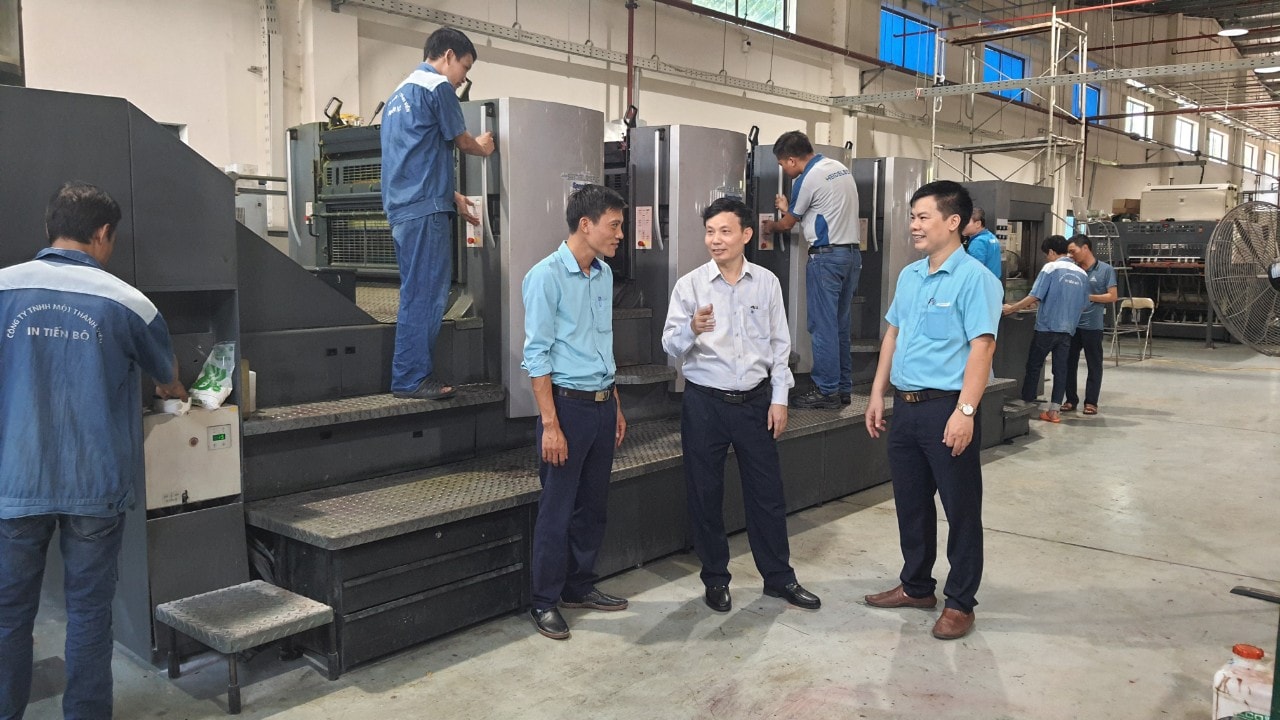 Lanh dao Cong ty giao nhiem vụ cho phân xưởng In