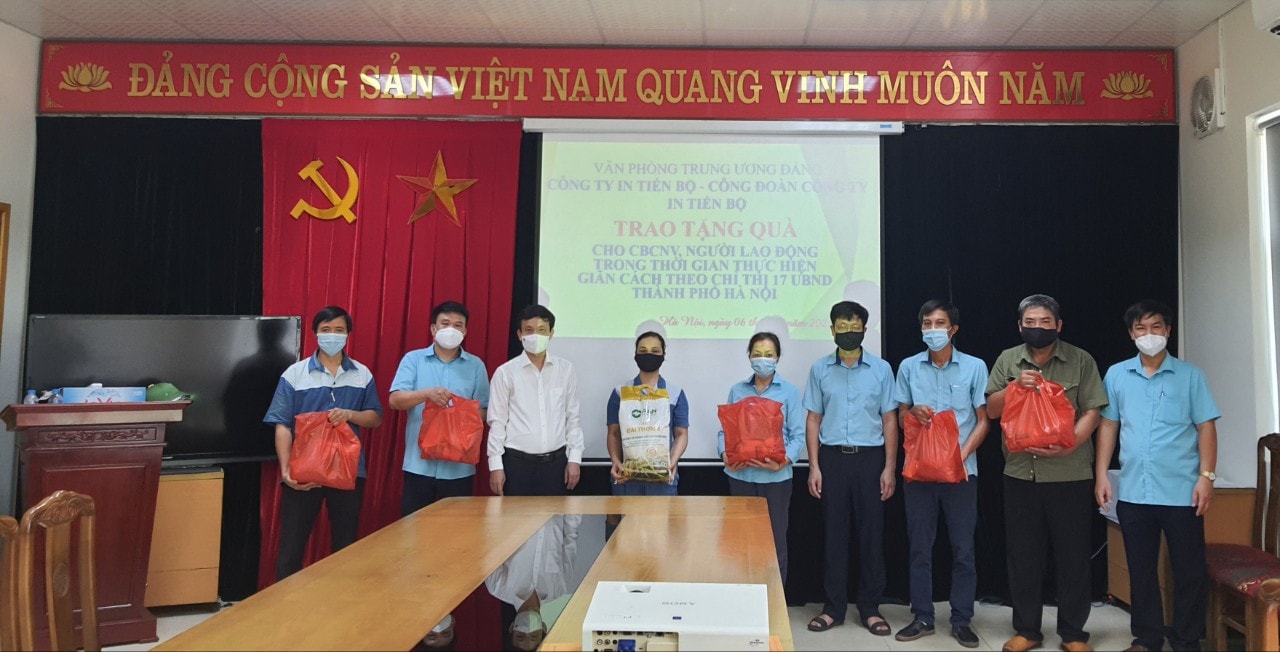 Lanh dao cty trao qua ho tro cho CBCNV