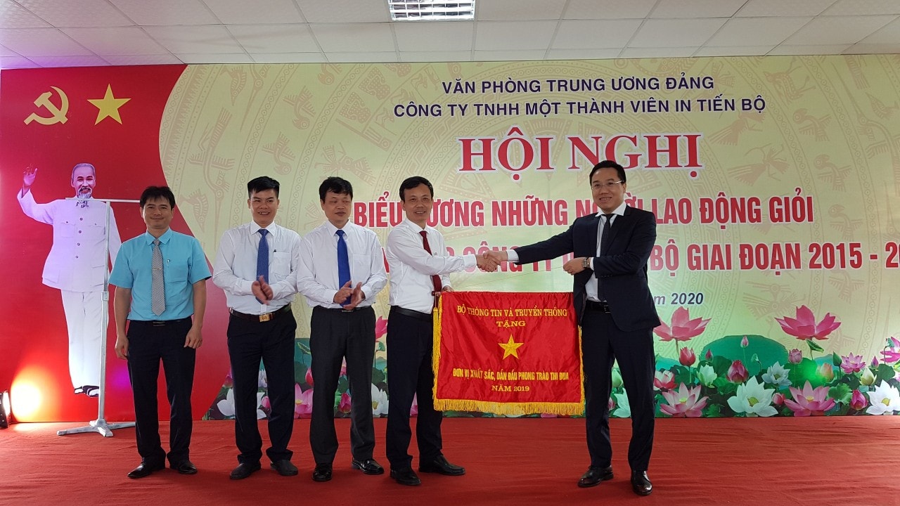 Ông Nguyễn Nguyên, Cục trưởng Cục Xuất bản, in và phát hành Bộ TTTT trao Cờ thi đua cho lãnh đạo Công ty