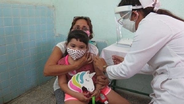 CUba trở thành quốc gia đầu tiên trên thế giới tiêm vaccine COVID-19 cho trẻ dưới 12 tuổi