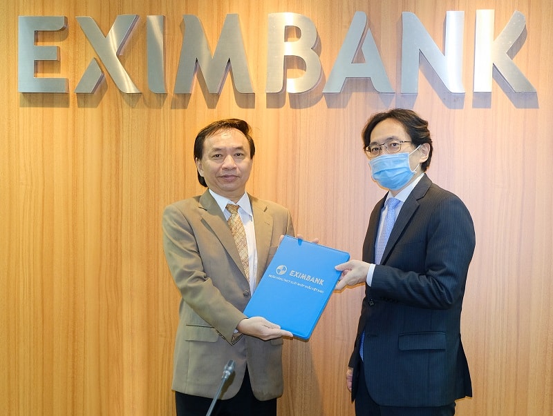 Ông Yasuhiro Saitoh – Chủ tịch HĐQT Eximbank (bên phải) trao Quyết định bổ nhiệm ông Trần Tấn Lộc giữ chức vụ Tổng Giám đốc của ngân hàng (ảnh: Eximbank)