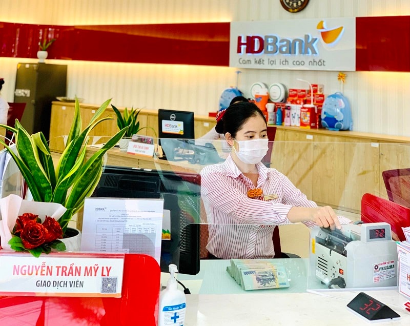 Làm việc từ xa và linh hoạt chuyển đổi được HDBank tiên phong áp dụng (ảnh: Nhân viên tại phòng giao dịch HDBank)