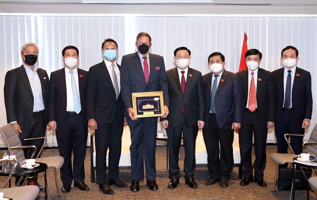 Chủ tịch Quốc hội Vương Đình Huệ tiếp với ông Perer Lavoy, đại diện tập đoàn Exonmobil - Giám đốc cấp cao khu vực Châu Á- Thái Bình Dương.