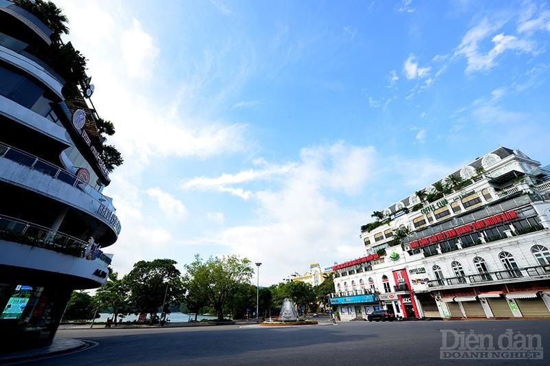 Hà Nội đang trong những ngày giãn cách xã hội để phòng, chống dịch COVID-19. Ảnh: Quốc Tuấn