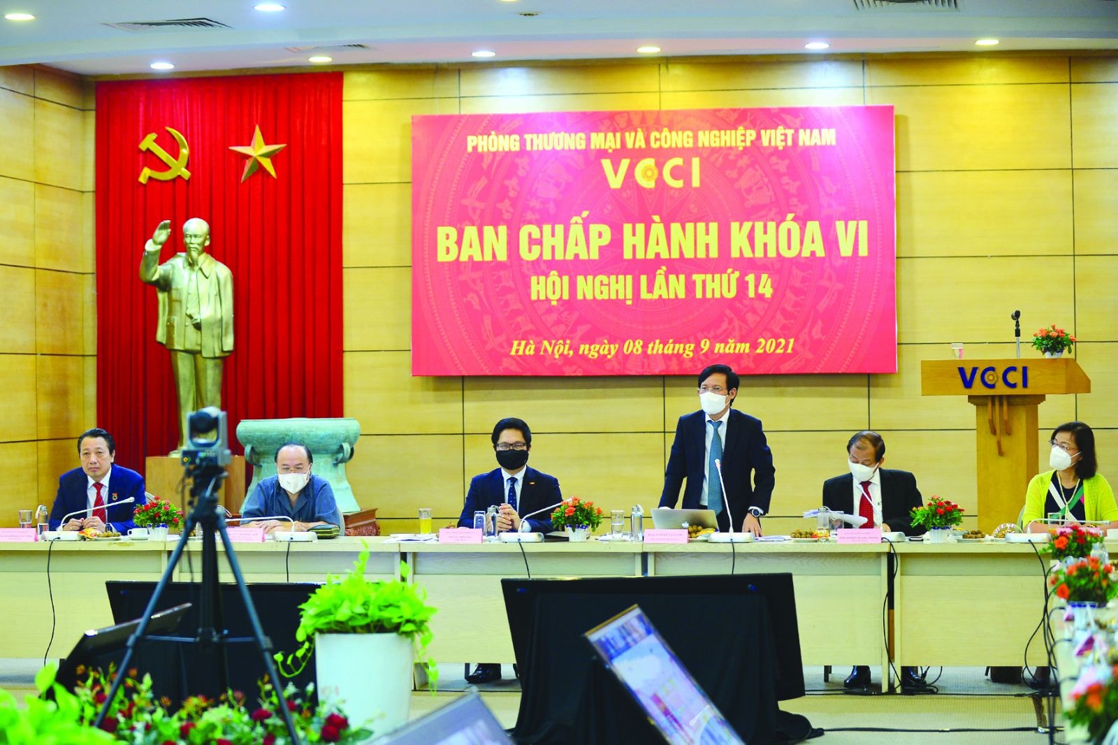  Tân Chủ tịch VCCI Phạm Tấn Công: “Hỗ trợ, đồng hành cùng cộng đồng doanh nghiệp vượt qua Covid-19 lúc này là nhiệm vụ cấp bách mà VCCI cần dốc toàn lực để thực hiện”. 