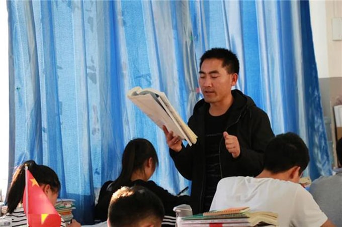 Thầy giáo Lưu Tú Cường được bình chọn là giáo viên ưu tú nhất Trung Quốc, năm 2018. Ảnh: Sohu