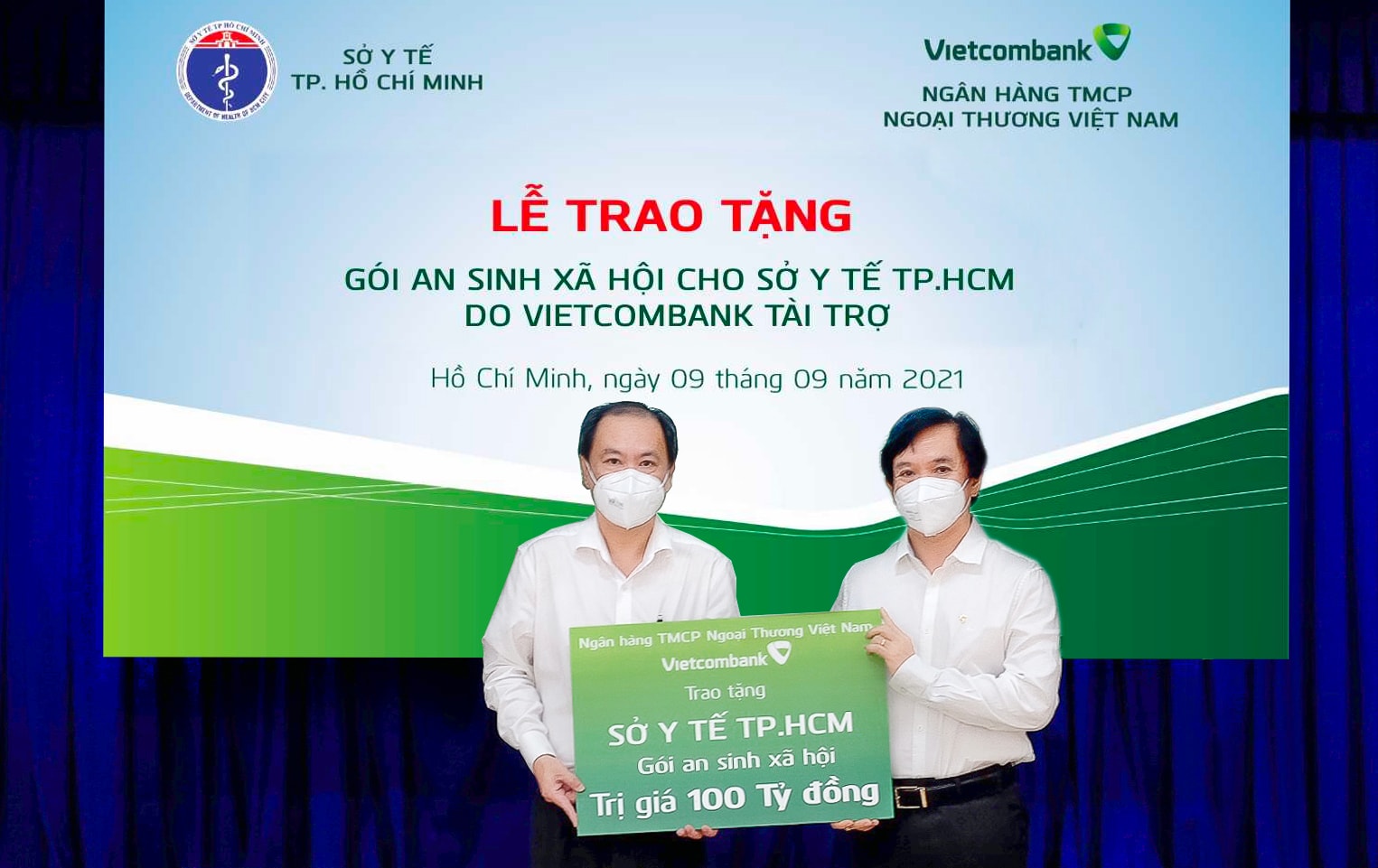 Ông Đặng Hoài Đức Phó Tổng Giám đốc Vietcombank (bên phải) trao biển tượng trưng tài trợ cho đại diện Sở Y tế TP Hồ Chí Minh