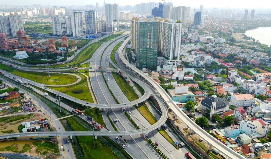 TP.HCM trên quan điểm phát huy vai trò đầu tàu của thành phố trong mối quan hệ với vùng TP.HCM, vùng kinh tế trọng điểm phía Nam.