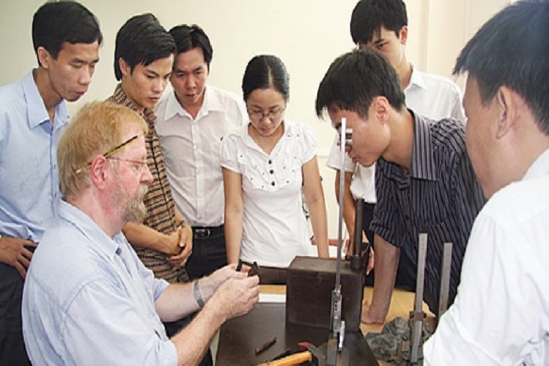 Nghị quyết 105 được đánh giá linh hoạt, nới lỏng một số quy định, điều kiện về việc cấp, gia hạn, xác nhận giấy phép lao động cho người lao động nước ngoài làm việc tại Việt Nam so với Nghị định số 152 - Ảnh minh họa