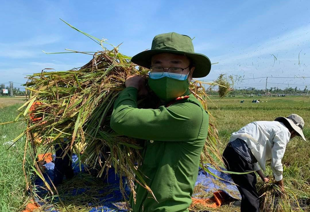 Trong bối cảnh dịch bệnh phức tạp, việc hỗ trợ người dân luôn song hành với công tác phòng, chống dịch.