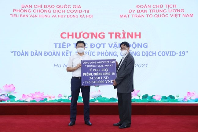 Ủy viên Trung ương Đảng, Phó Chủ tịch - Tổng Thư ký UBTƯ MTTQ Việt Nam Lê Tiến Châu tiếp nhận ủng hộ tại Chương trình