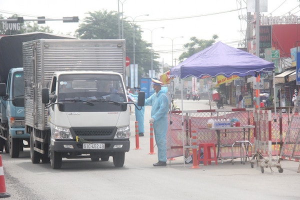 Theo ông Nguyễn Chí Hoàng – Tổng Giám đốc Công ty Vận tải Phượng Hoàng, cho rằng: trong phòng chống dịch thì con người là chủ thể, phương tiện vận tải, hàng hoá và những vấn đề khác chỉ là thứ yếu.