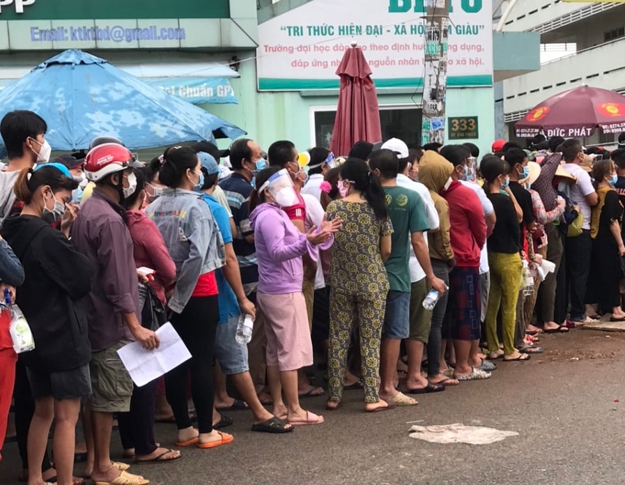  Sân trường Đại học Kỹ thuật Bình Dương ngày 3/9, rất đông người tụ tập chờ tiêm vaccine. Ảnh chụp từ cilp bạn đọc cung cấp