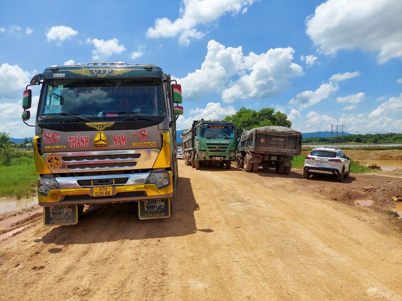 Hàng chục phương tiện cơ giới đều phải 