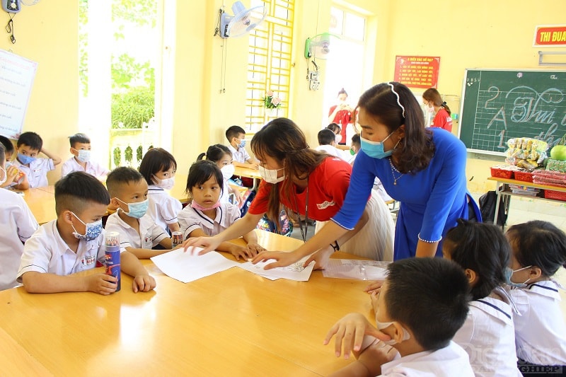 Không chỉ được bố mẹ mua quà tặng trung thu, mùa Trăng năm nay, tại một số trường học trên địa bàn TP Hải Phòng, nhà trường cũng tổ chức vui trung thu cho các em học sinh với mong muốn các em học sinh, với các hoạt động ý nghĩa như: thi vẽ tranh, hát múa trung thu… Nhiều doanh nghiệp cũng quan tâm phối hợp với các trường học tổ chức chương trình trung thu và trao quà tặng cho các em học sinh có hoàn cảnh khó khăn