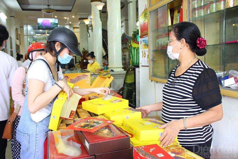 Ngay từ đầu tháng 8 Âm lịch, các cửa hàng bánh trung thu truyền thống của Hải Phòng đã bắt đầu sản xuất và bày bán sản phẩm phục vụ nhu cầu của người tiêu dùng