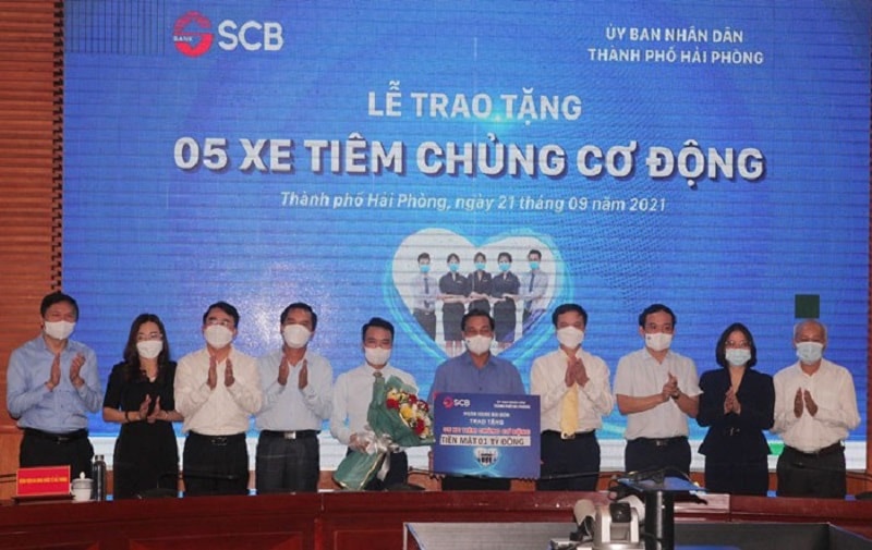 Cùng ngày, UBND TP Hải Phòng tổ chức buổi Lễ tiếp nhận xe tiêm chủng cơ động của Ngân hàng Thương mại cổ phần Sài Gòn (SCB) cho Hải Phòng phục vụ công tác phòng, chống dịch COVID-19.