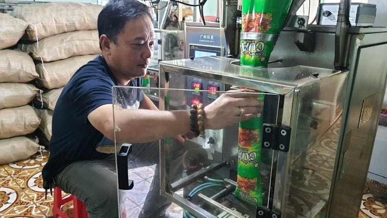 Ông Phú đang thao tác trên máy đóng gói nhập khẩu từ nước ngoài về.